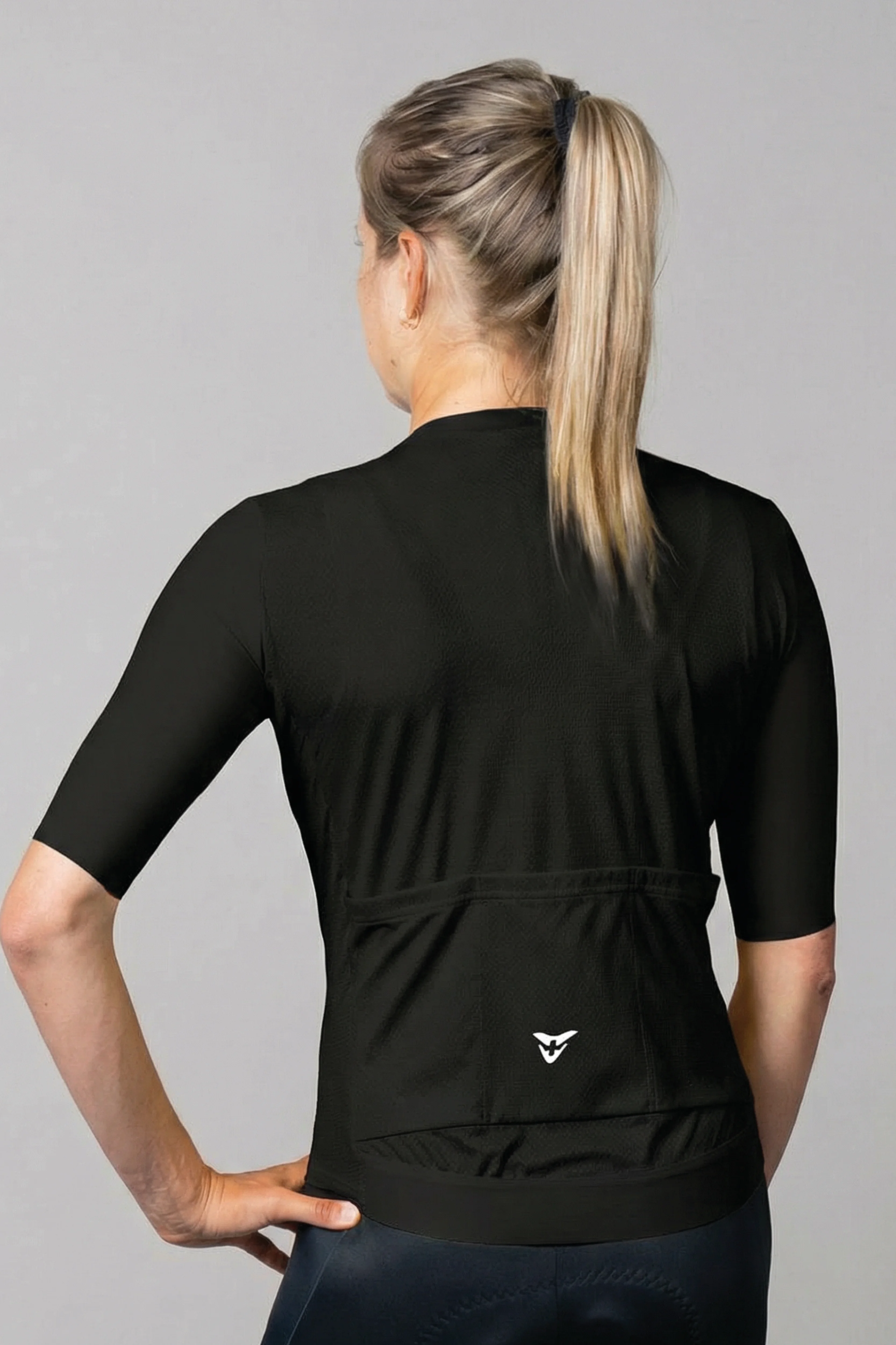 women-s-bronze-comp-jersey-black-back.webp