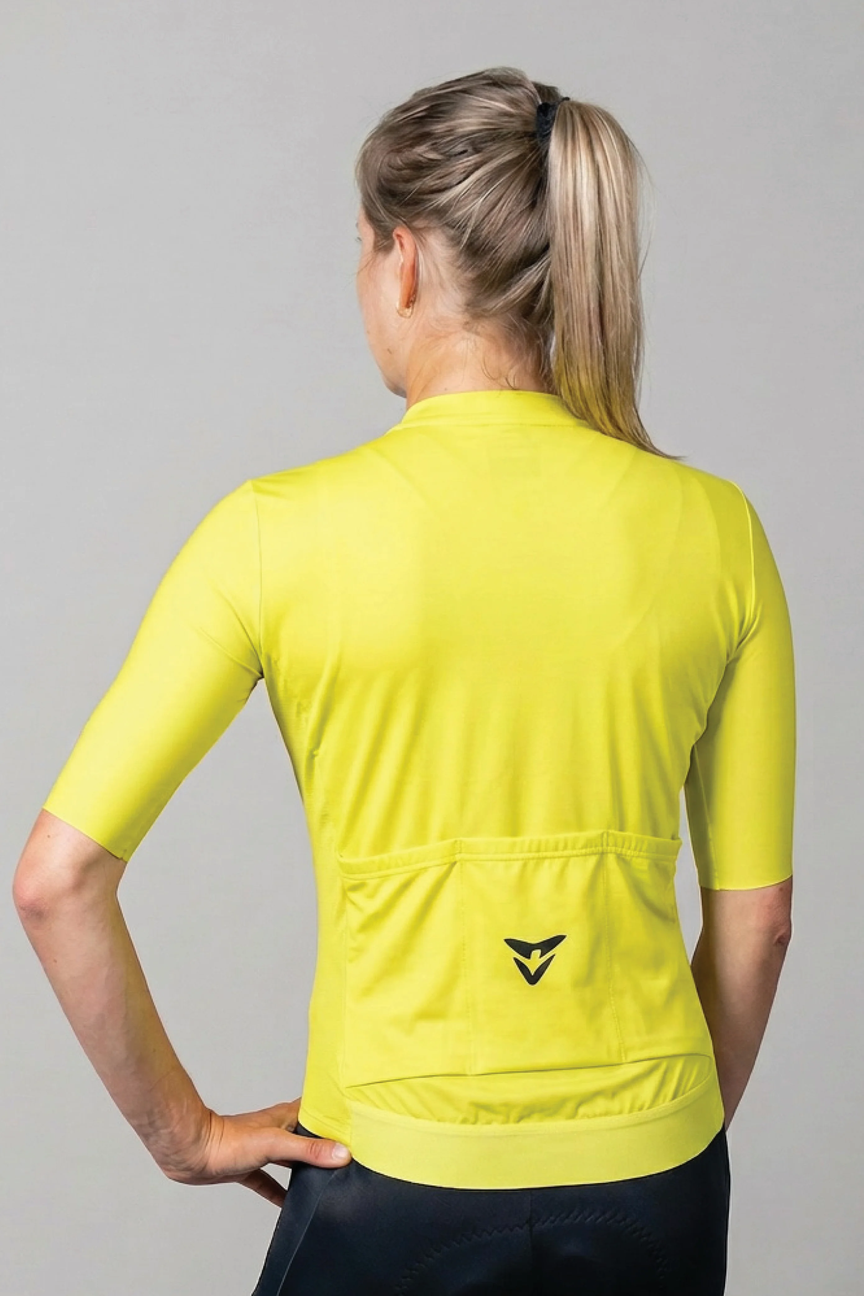 women-s-bronze-comp-jersey-lemon-back.webp